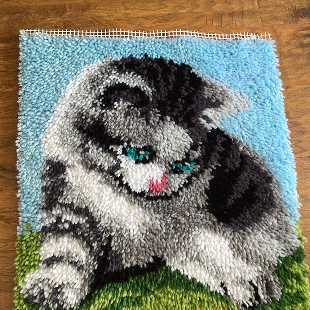Vintage handmade latch hook kitten tapestry - Picture 2 of 6